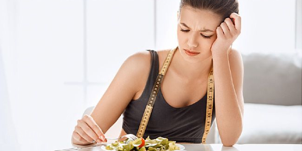 آیا آرام غذا خوردن، باعث دریافت کمتر غذا و کالری می‌شود؟ 